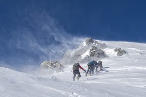 Scalare la Montagna L'Essenziale in Attrezzatura e Vestiario